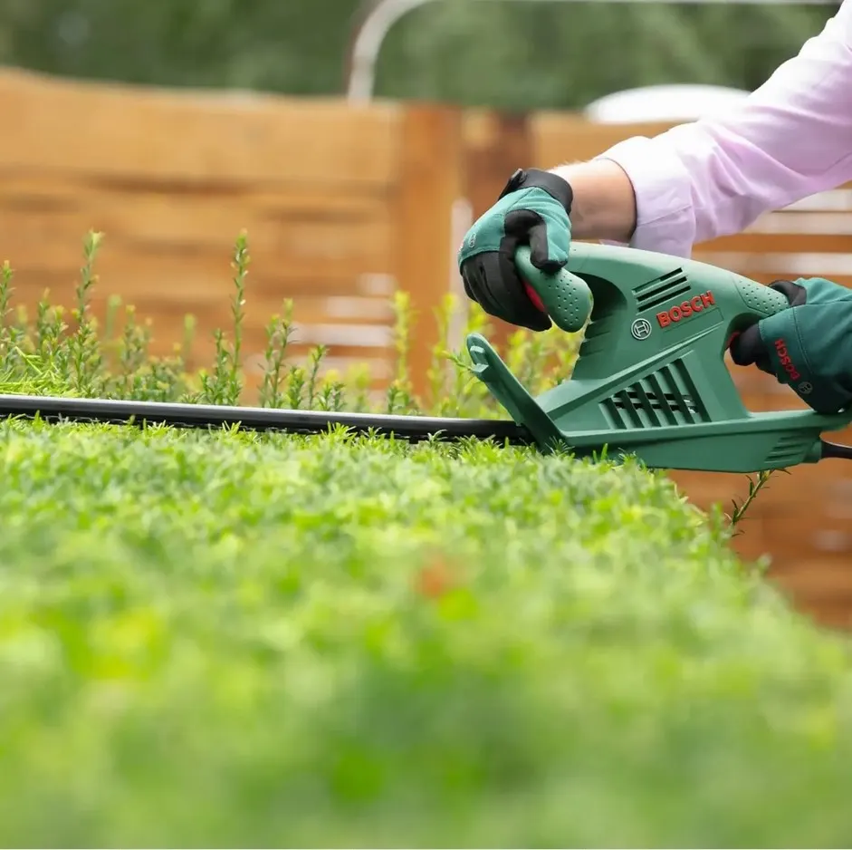 (172/Mez) Lot RRP £135. 2x Bosch Items. 1x Easy Hedge Cut 55 450W Corded Hedge Cutter RRP £100. 1x