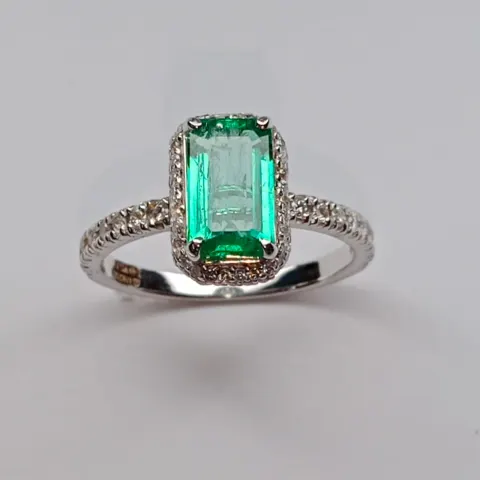 Beautiful Natural Emerald With Natural Diamonds & 18kGold