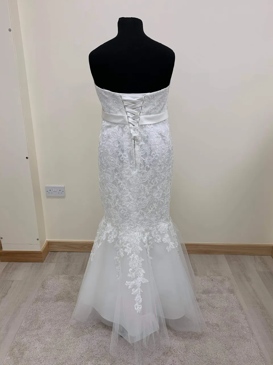 Venus wedding dress approx size 20