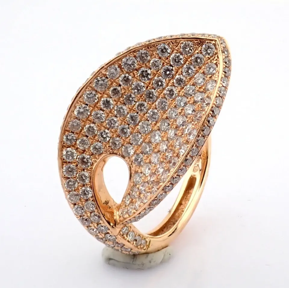 An Exquisite 18K Rose Gold Leaf Ring Detailed With 1.62Ct Brilliant Diamonds