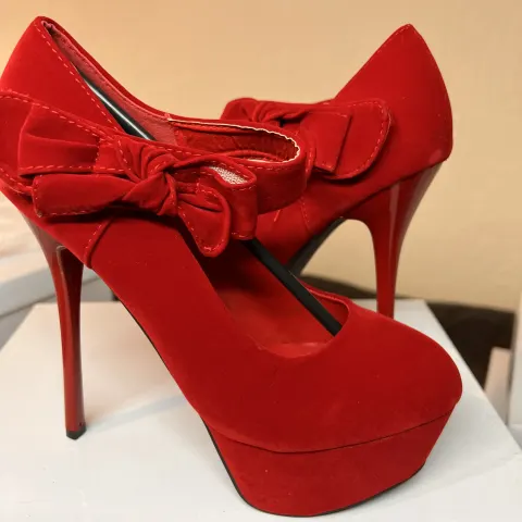 200 Pairs -Elegant High Heel Shoes
