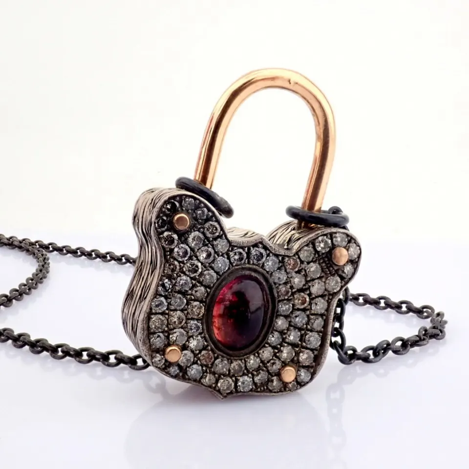 An Exquisite Convertible Clasp Necklace Embellished With Gold, Colourful Stones and Diamonds On Silv