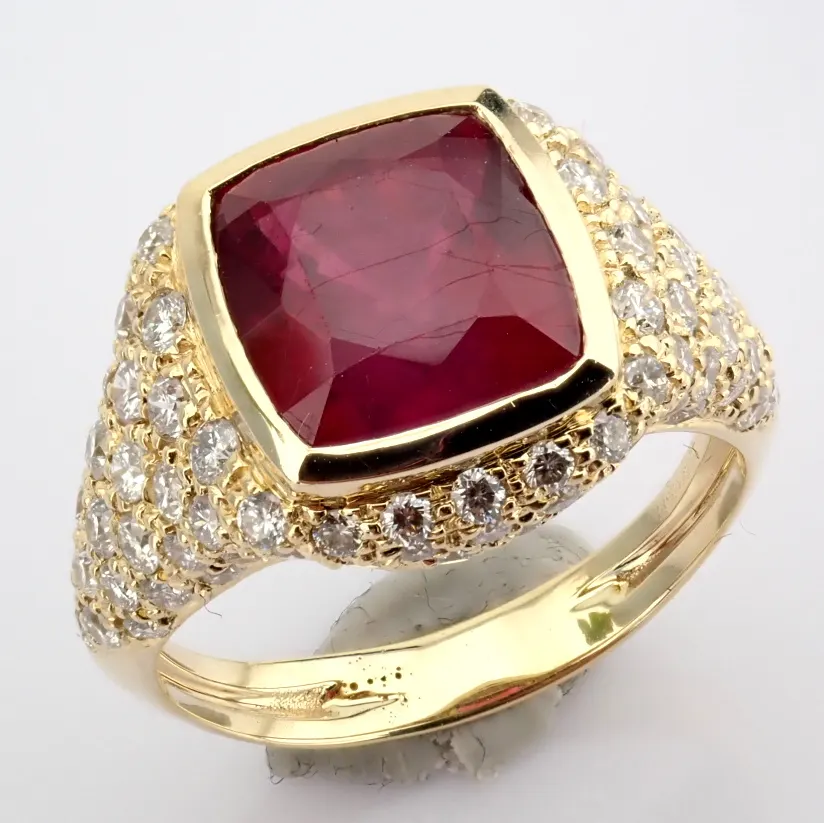 An Exquisite 14K Yellow Gold Ring Detailed With Ruby Glass and Brilliant Diamonds