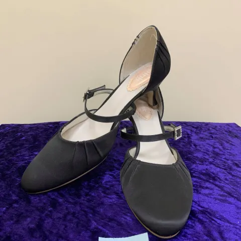 Designer shoes black size 41.  Code 150