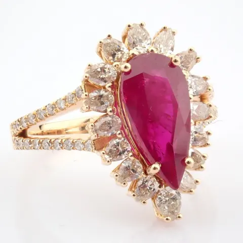 18K Rose Gold Cluster Ring Detailed With Ruby and Brilliant Diamonds