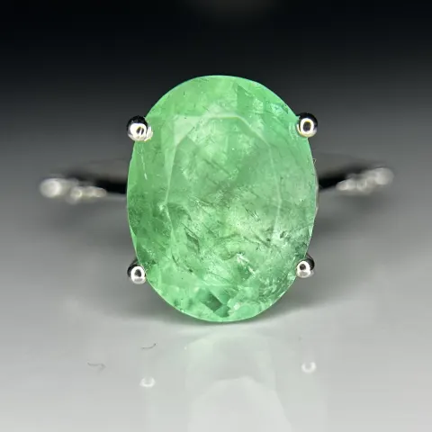 Beautiful 5.47ct Natural Colombian Emerald With Natural Diamonds & 18k Gold