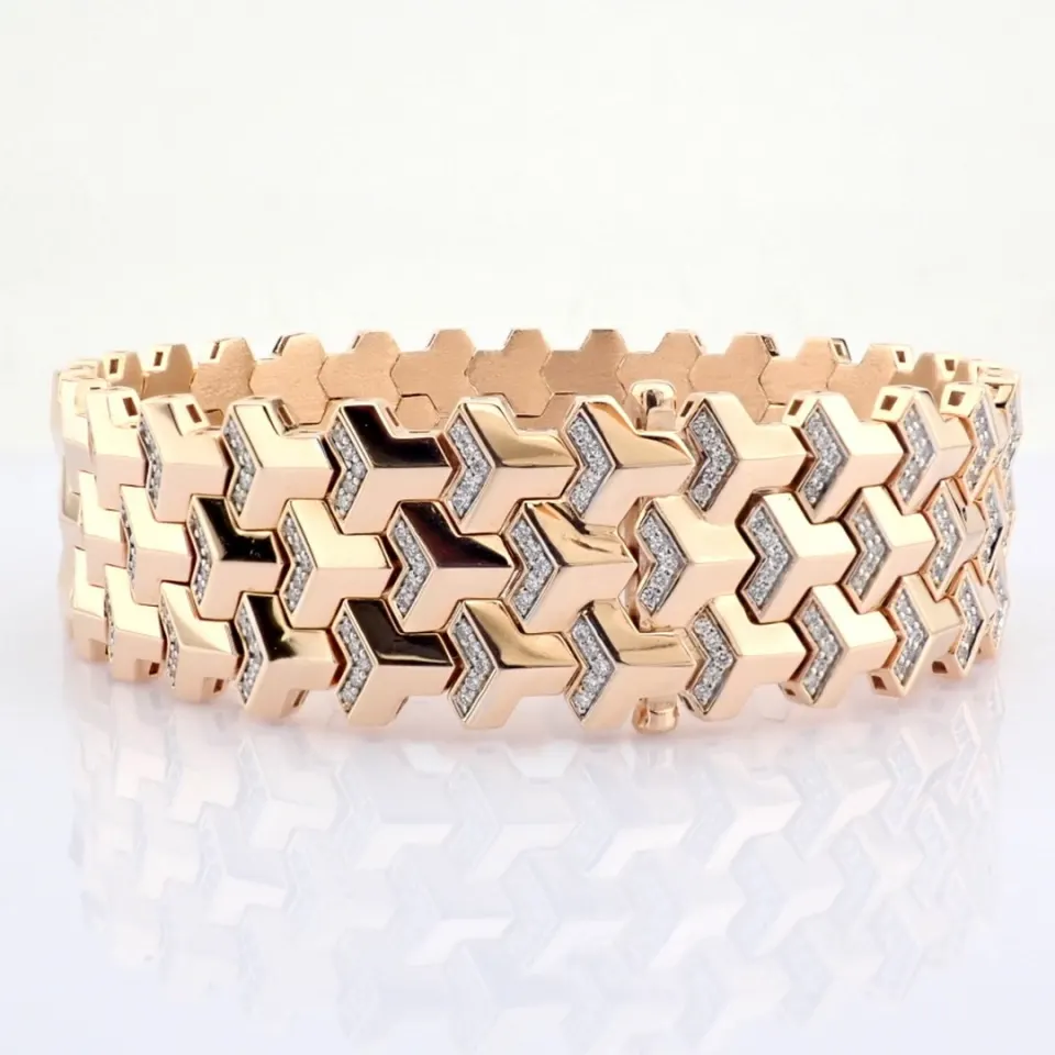 14K rose gold  bracelet detailed with brilliant diamonds