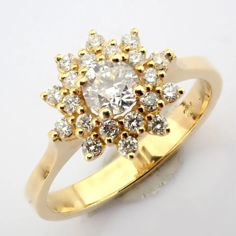 18K Yellow Gold , Brilliant Diamond Cluster Ring