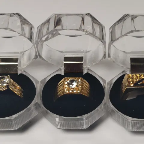 A Collection of 3 x Gents / Ladies Rings With Stones With Ring Boxes.