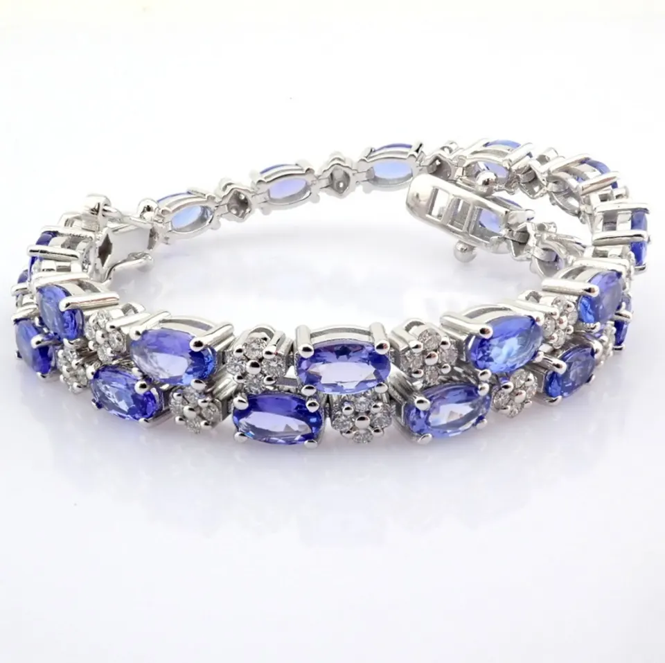 14K white gold  bracelet detailed with brilliant diamonds and tanzanite