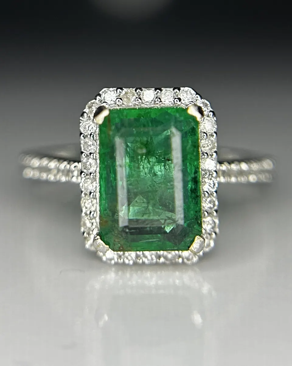 Beautiful 2.67ct Natural Columbian Emerald With Natural Diamonds & 18k Gold