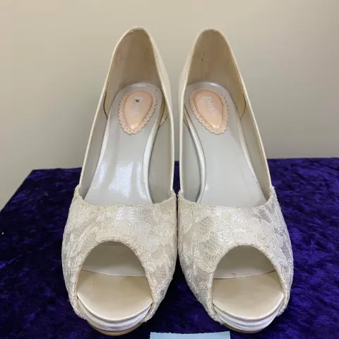 Designer shoes ivory in size 40.  Code 218