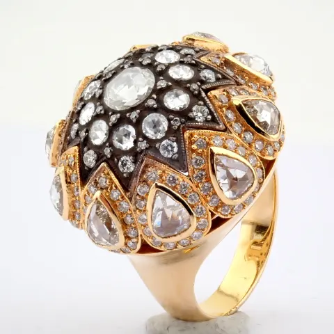 An Exclusive 18k Ring Detailed With 3.93ct of Diamonds