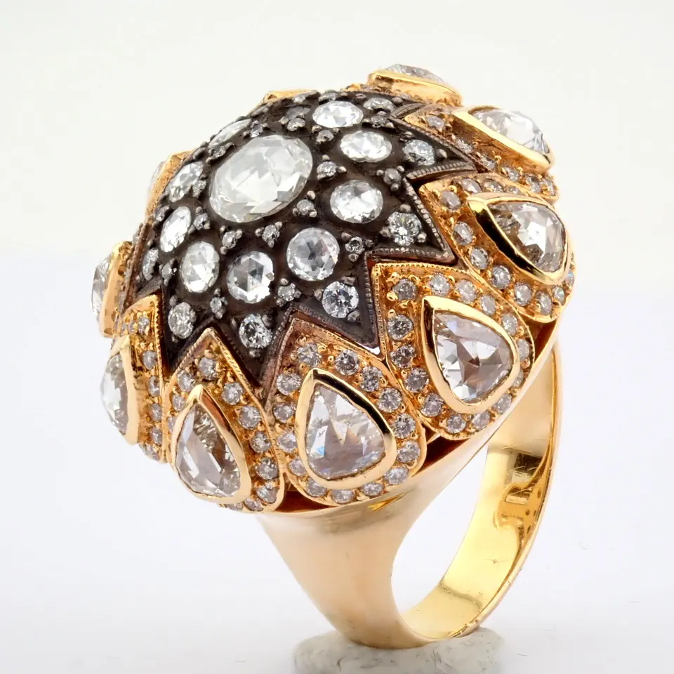 An Exclusive 18k Ring Detailed With 3.93ct of Diamonds