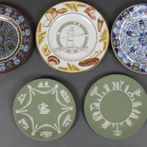 Collection of 5 Wedgwood Cabinet Plates