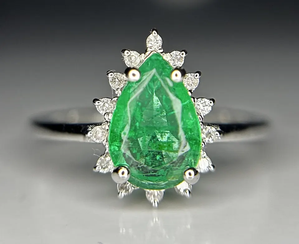 Beautiful 1.18ct Natural Emerald With Natural Diamonds & 18k Gold