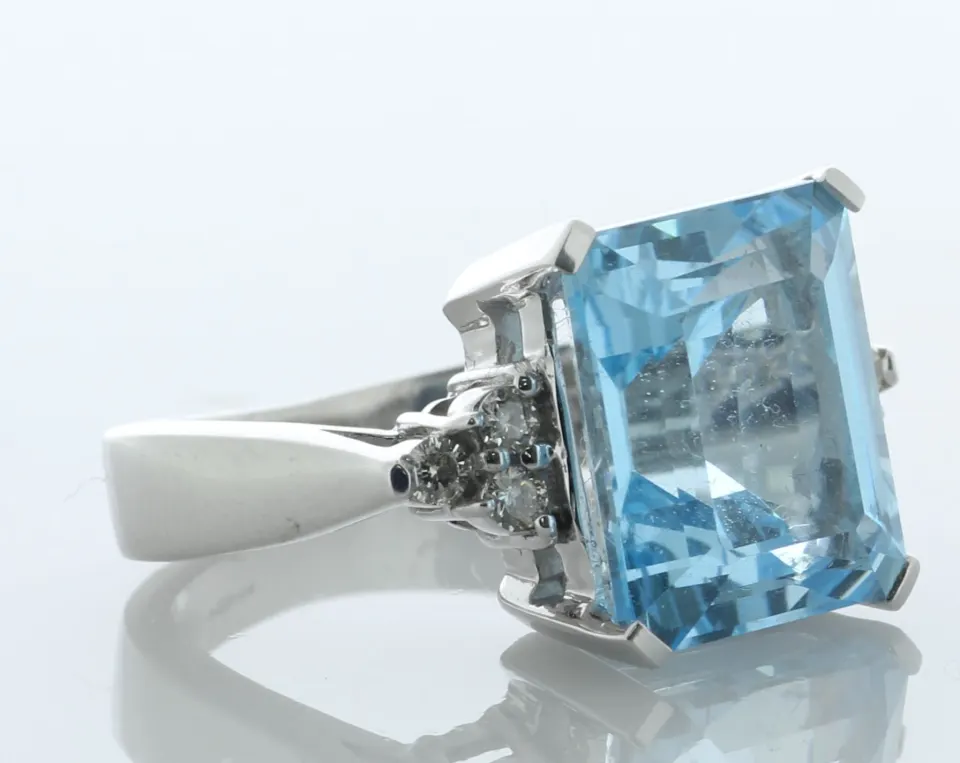 9ct White Gold Diamond And Blue Topaz Ring (T6.00) 0.18 Carats
