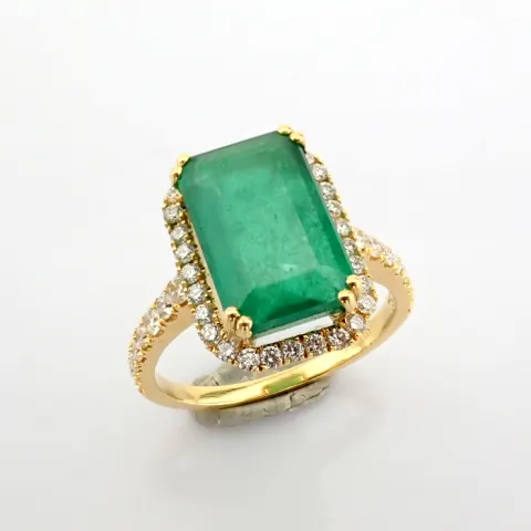 18K Yellow Gold Cluster Ring Detailed With Vibrant Emerald and Brilliant Diamonds
