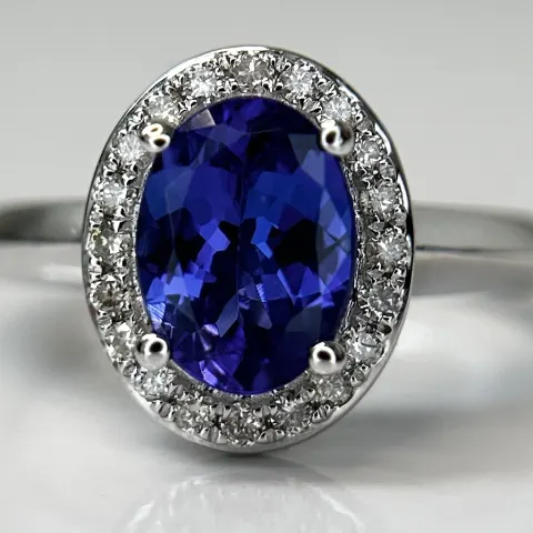 Beautiful Natural Tanzanite Ring With Diamonds and 18k Gold