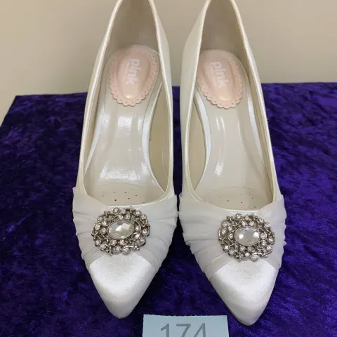 Designer shoes ivory in size 35.  Code 174