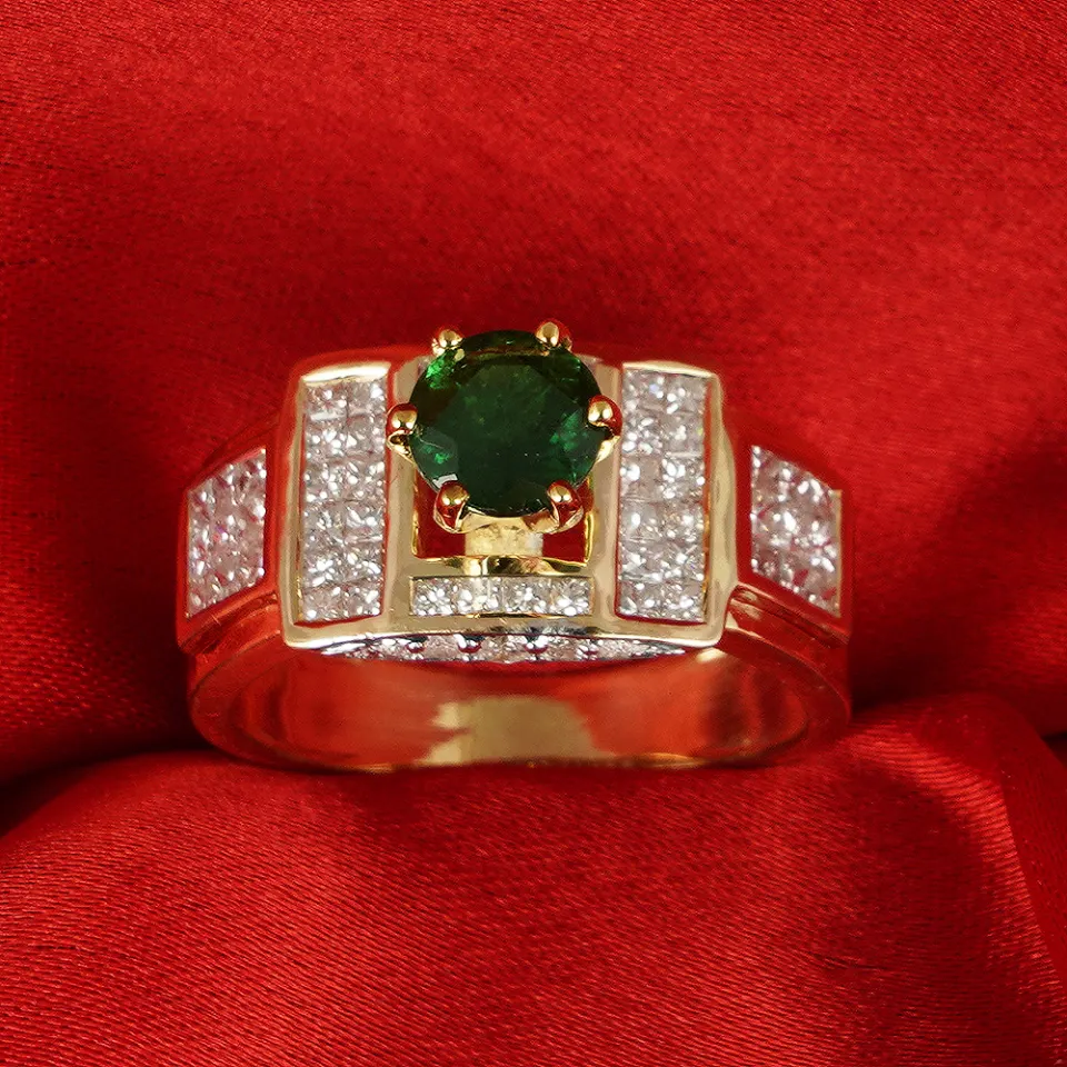 14 K / 585 Yellow Gold Tsavorite Garnet & Diamond Ring