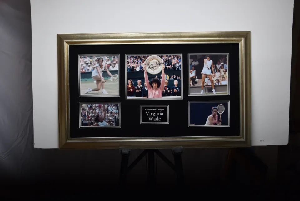 VIRGINIA WADE original signature presentation.