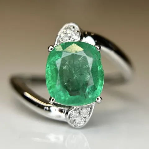 Beautiful Natural Emerald 2.19 Ct With Natural Diamonds & 18k Gold