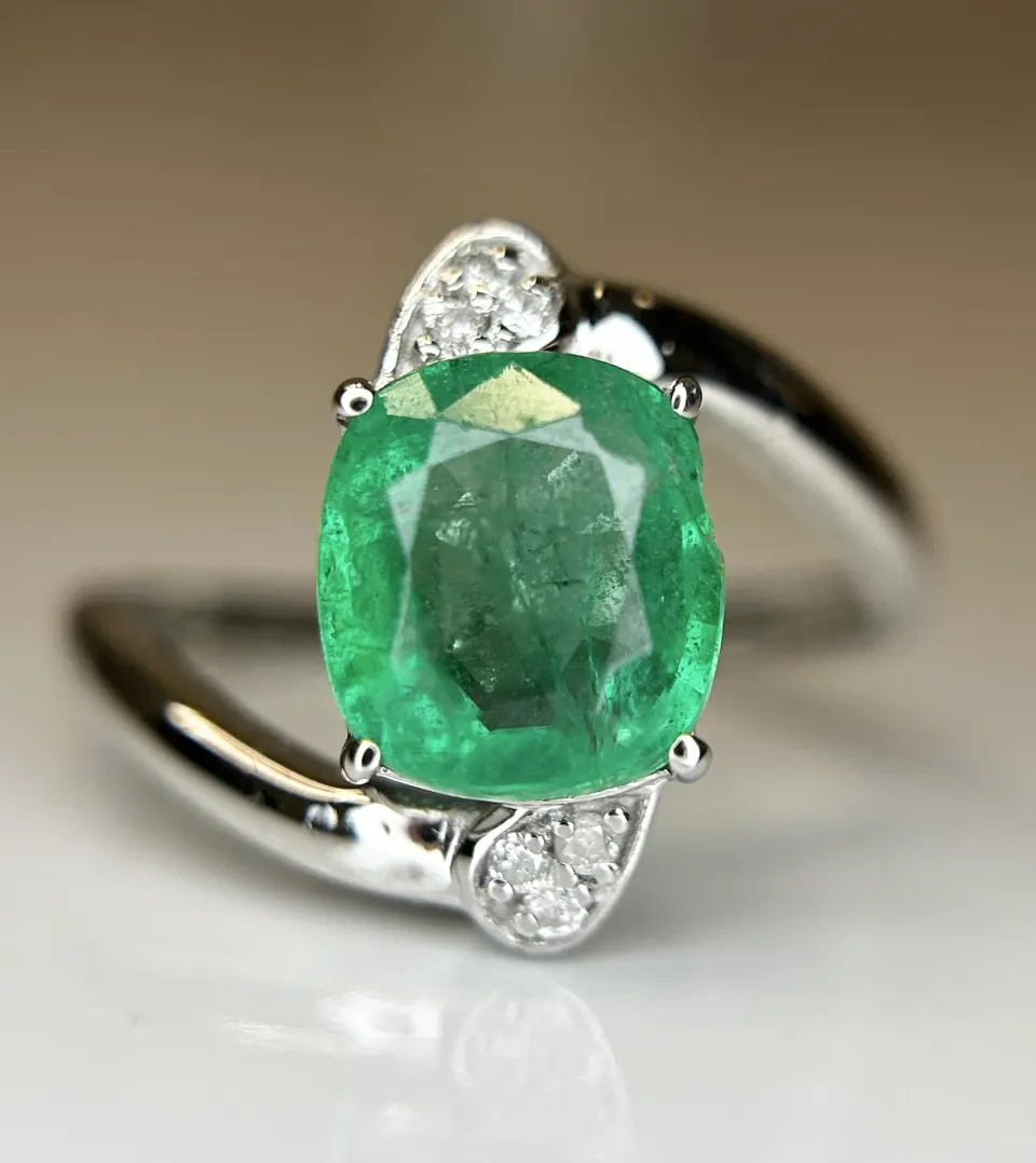 Beautiful Natural Emerald 2.19 Ct With Natural Diamonds & 18k Gold