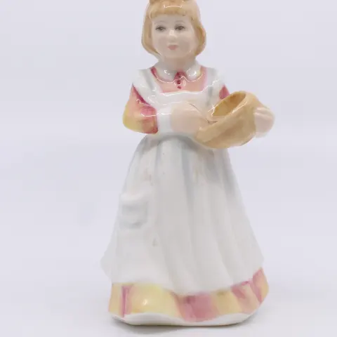 Royal Doulton Figurine Mother's Helper HN 3650