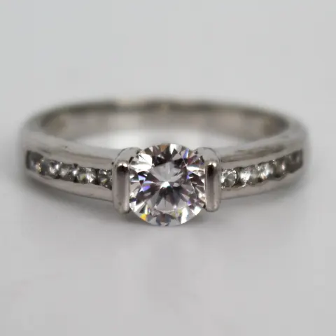 Diamond Style Silver Ring with Diamond Style Shoulders