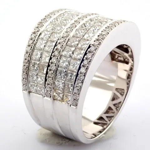 18K White Gold Ring Detailed With Brilliant Diamonds