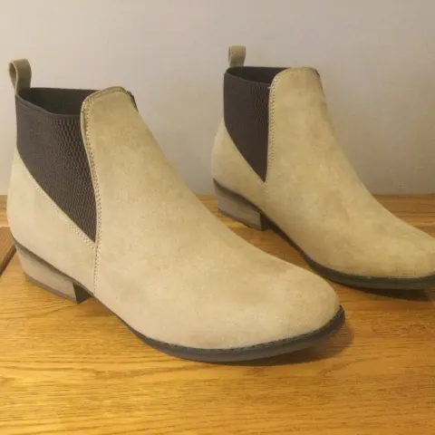 Dolcis “Janet” Low Heel, Chelsea Ankle Boots, Size 7, Sand - New RRP £45.99