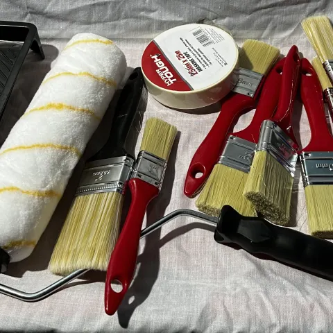 H6/B - Paint Roller, Small tray, Paint Brushes and Masking Tape