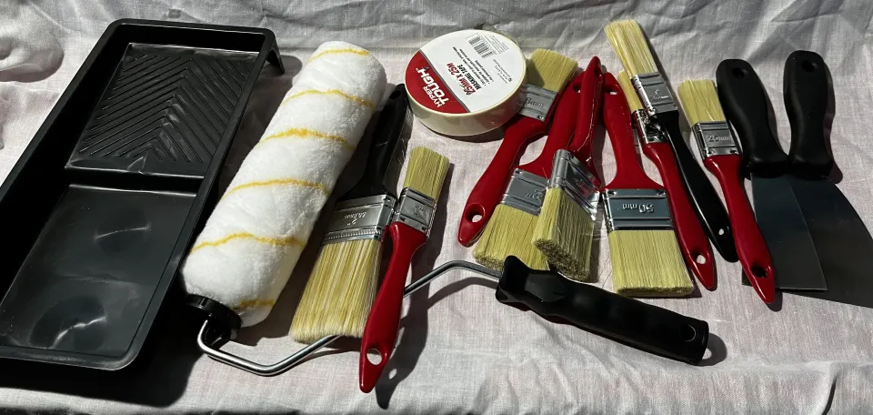 H6/B - Paint Roller, Small tray, Paint Brushes and Masking Tape