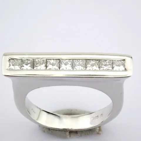 18K White Gold Ring Detailed With 1.08 Ct Princess Diamonds