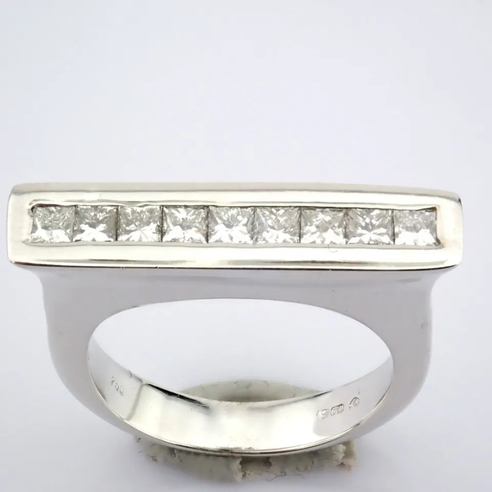 18K White Gold Ring Detailed With 1.08 Ct Princess Diamonds