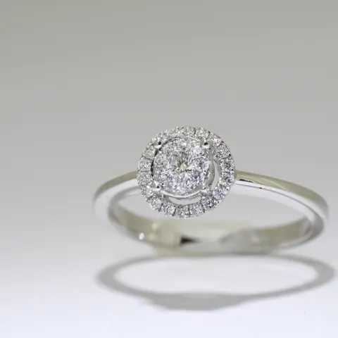 Diamond Ring set in 18ct White Gold