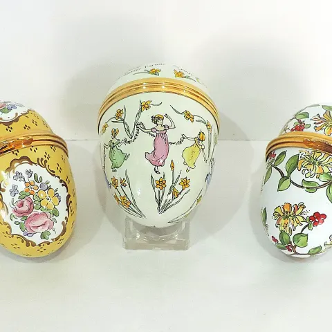 Small Collection Vintage Bilston Enamels & Staffordshire Enamels Eggs