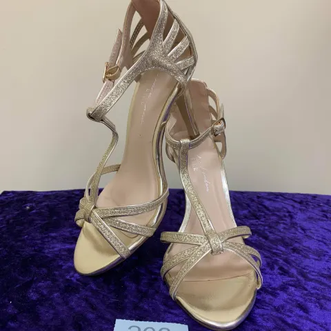 Designer shoes gold size 35 Code 203