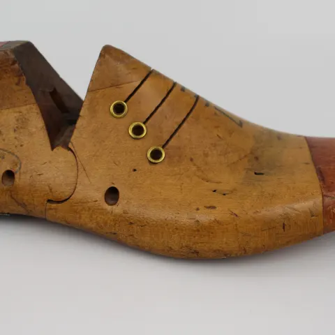 Vintage Wooden Shoe Last by Regis & Lewis Ltd – Size 7F