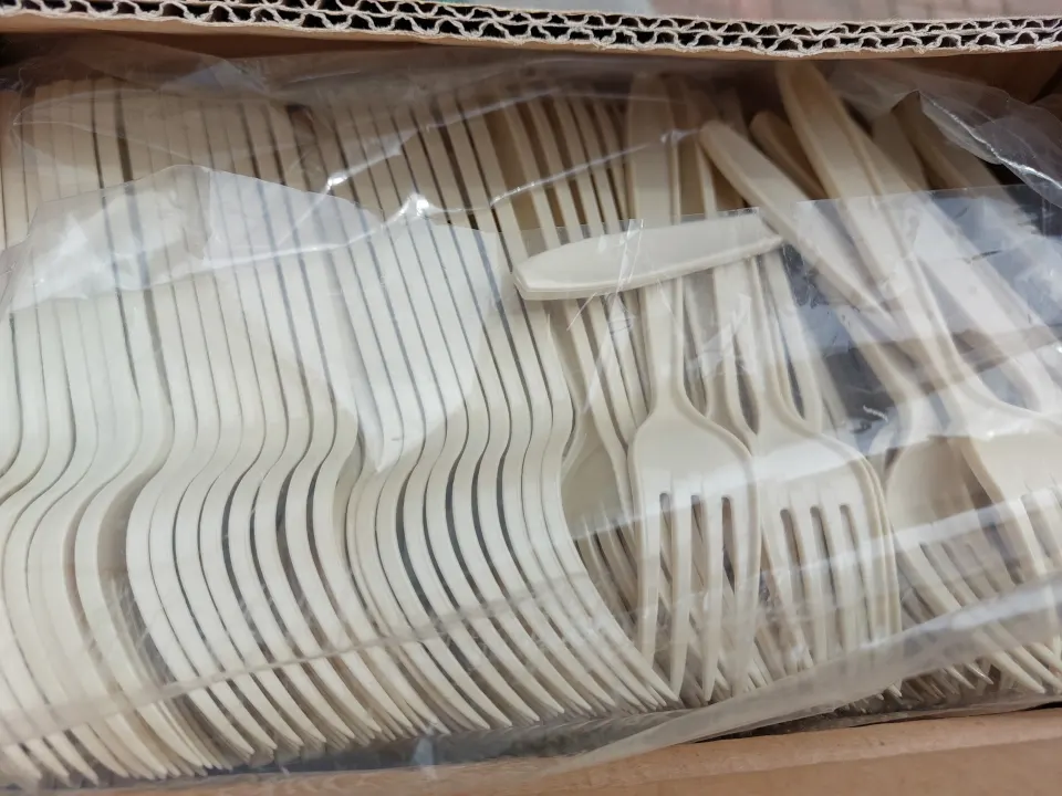 200 plastic forks in champagne