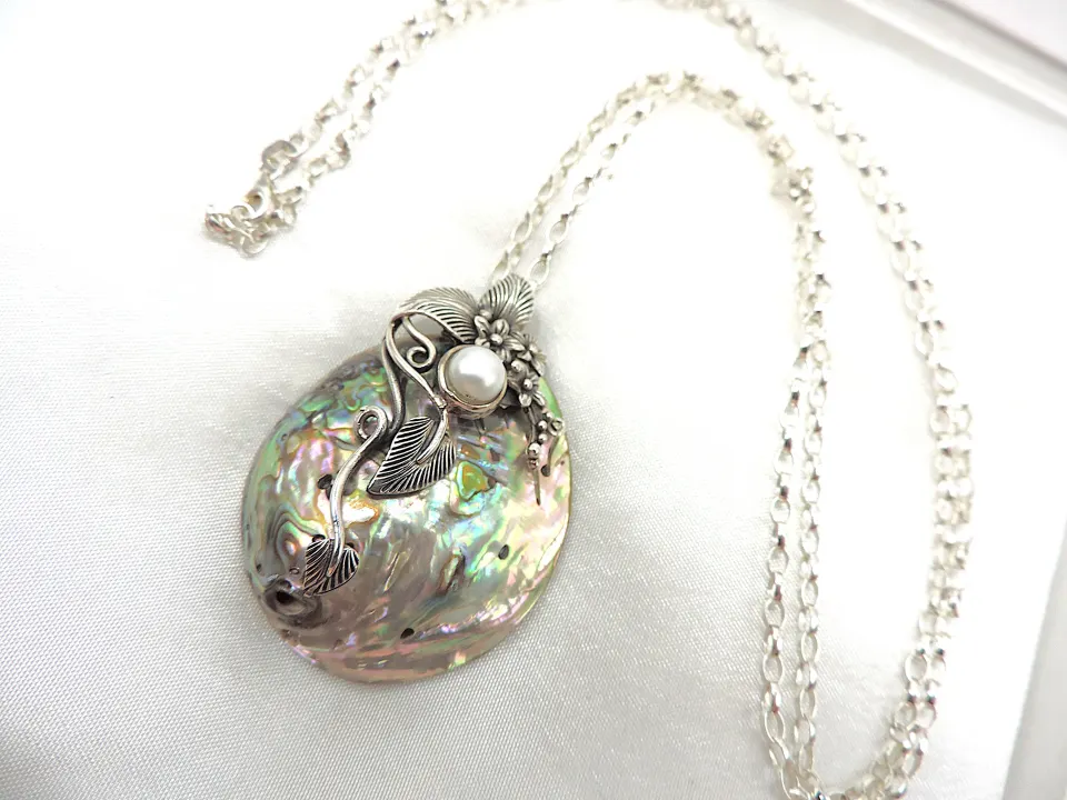 Sterling Silver Mother of Pearl Pendant Necklace New With Gift Box