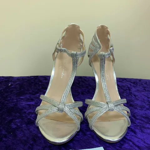 Designer shoes silver in size 35.  Code 205
