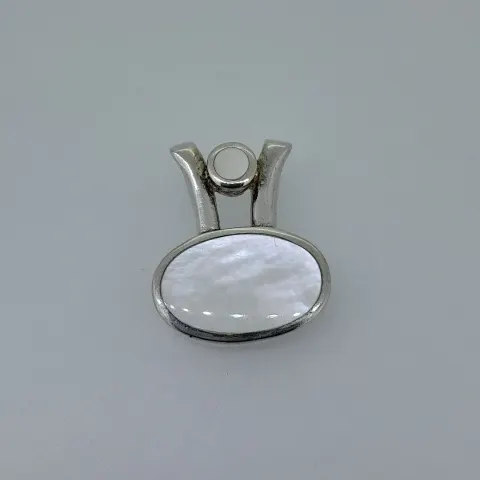 Silver pendant set with mother of pearl