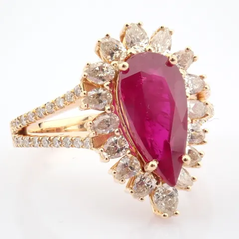 18K Rose Gold Cluster Ring Detailed With Ruby and Brilliant Diamonds