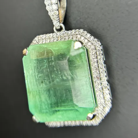 Beautiful 19.58 ct Natural Columbian Emerald With Natural Diamonds & 18k Gold