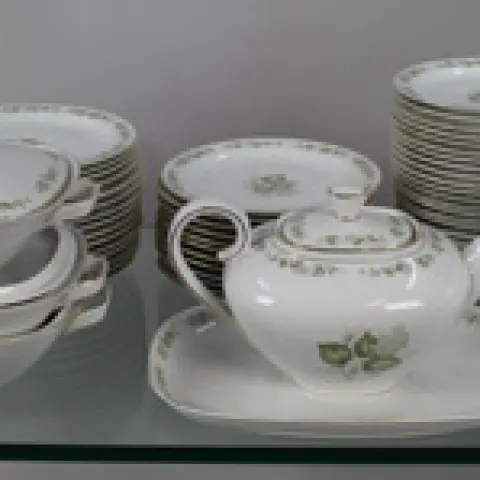 Extensive Franconia Krautheim “Summer Bloom“ Dinner Tea Service
