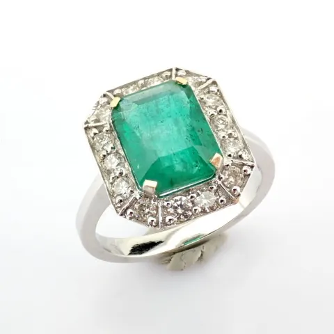 18K White Gold Cluster Ring Detailed With Vibrant Emerald and Brilliant Diamonds