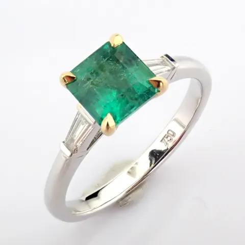 18K White Gold Ring Detailed With Vibrant Emerald and Trapeze Diamonds