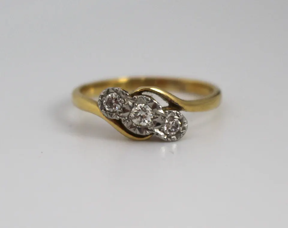 Vintage Diamond Three Stone 18ct Gold Ring
